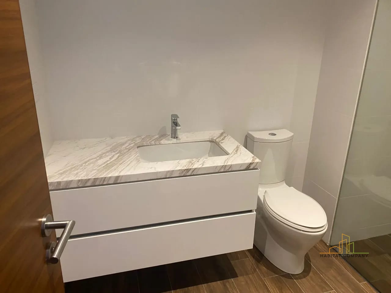 AVIA ZONA 10 - SANITARIO Y LAVAMANOS — **AVIA - Apartamentos en Renta zona 10 de 68 M2 / 1 Dormitorio /68M2** — Apartamento en Alquiler en Avia, Zona 10, Guatemala, Ciudad — foto 5 de 5