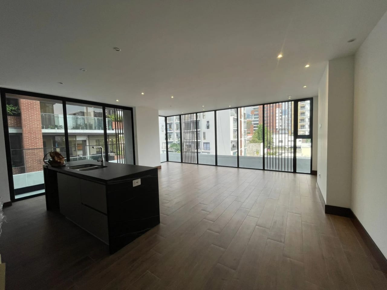 VENDO APARTAMENTO EN EDIFICIO GAURA ZONA 15 VISTA HERMOSA — Apartamento en Venta en Zona 15, Guatemala, Ciudad — foto 2 de 16