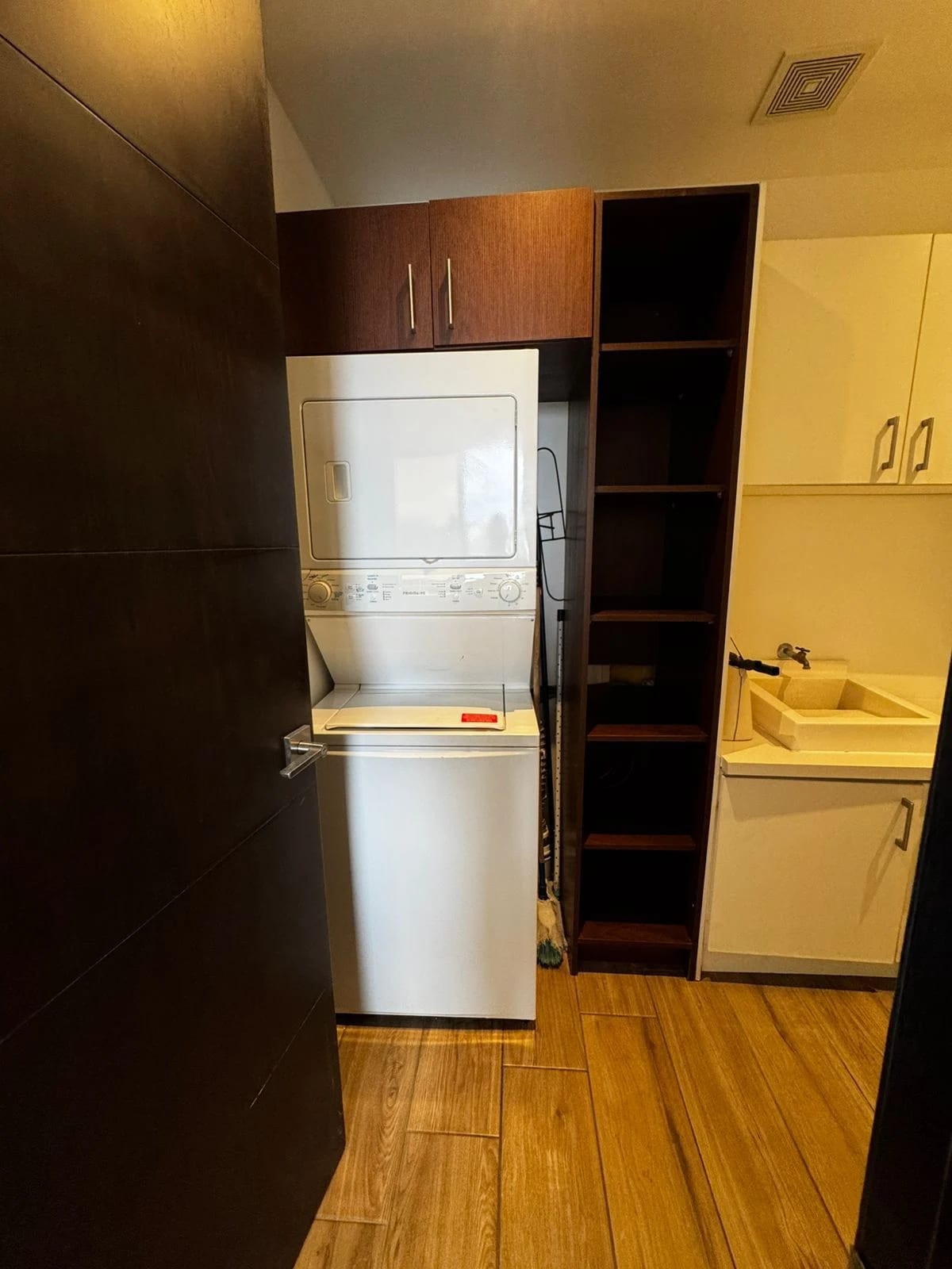 RENTO APARTAMENTO EN EDIFICIO VIVALT ZONA 10 — Apartamento en Alquiler en Zona 10, Guatemala, Ciudad — foto 8 de 15