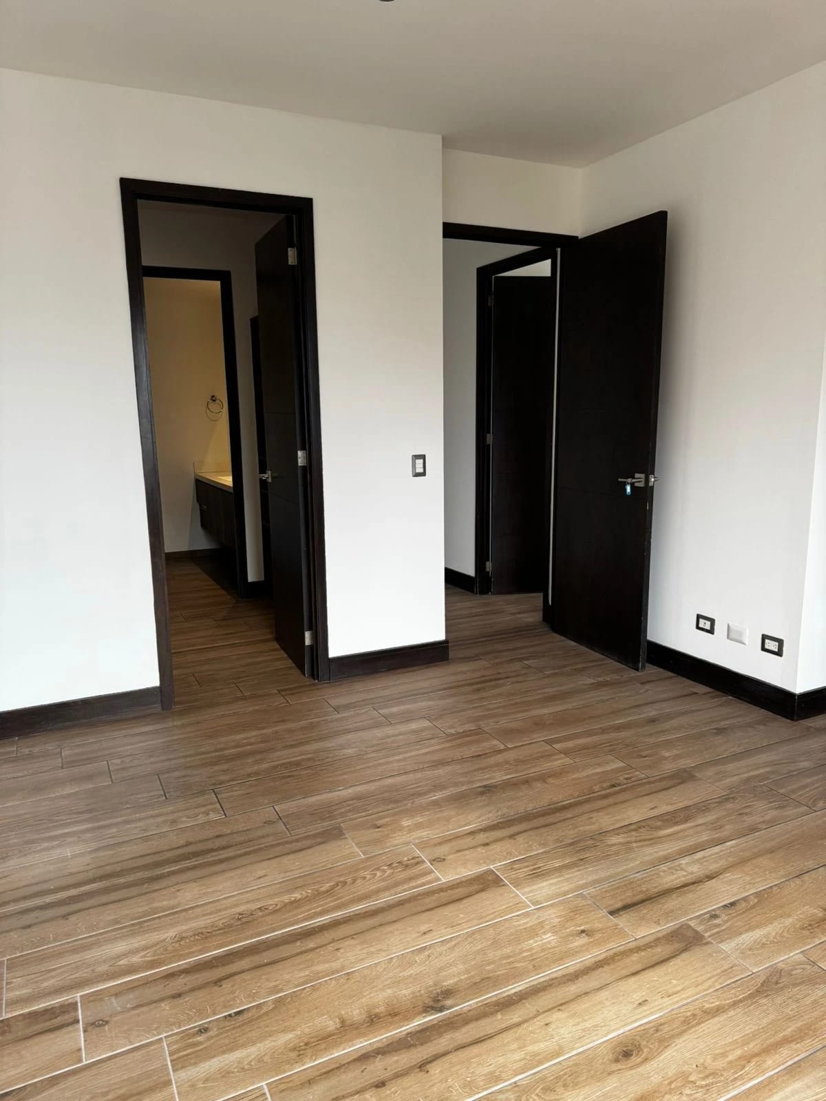 RENTO APARTAMENTO EN EDIFICIO VIVALT ZONA 10 — Apartamento en Alquiler en Zona 10, Guatemala, Ciudad — foto 10 de 15