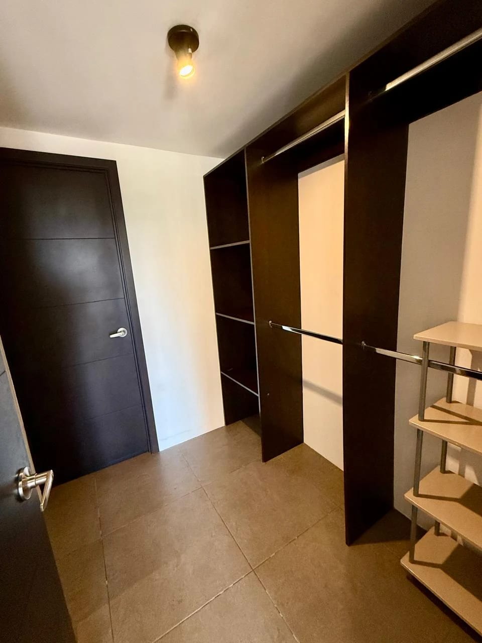 RENTO APARTAMENTO TIPO LOFT EN EDIFICIO FABRA ZONA 10 — Apartamento en Alquiler en Zona 10, Guatemala, Ciudad — foto 6 de 9