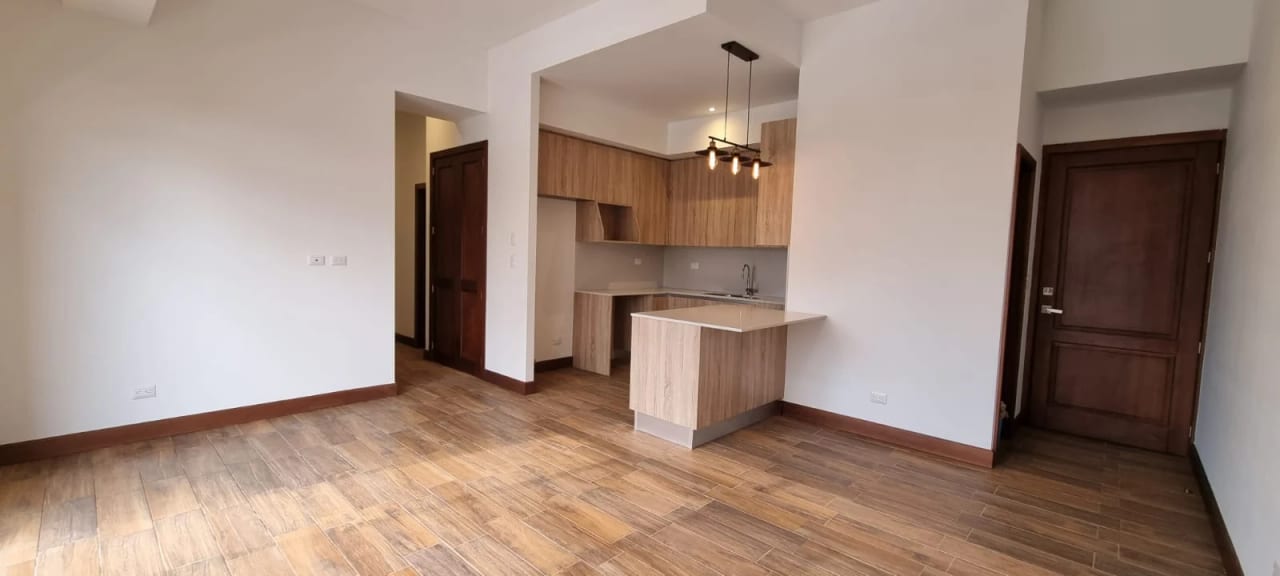RENTO APARTAMENTO CON ACABADOS MODERNOS EN EDIFICIO SALVATTORE ZONA 10 — Apartamento en Alquiler en Zona 10, Guatemala, Ciudad — foto 3 de 13