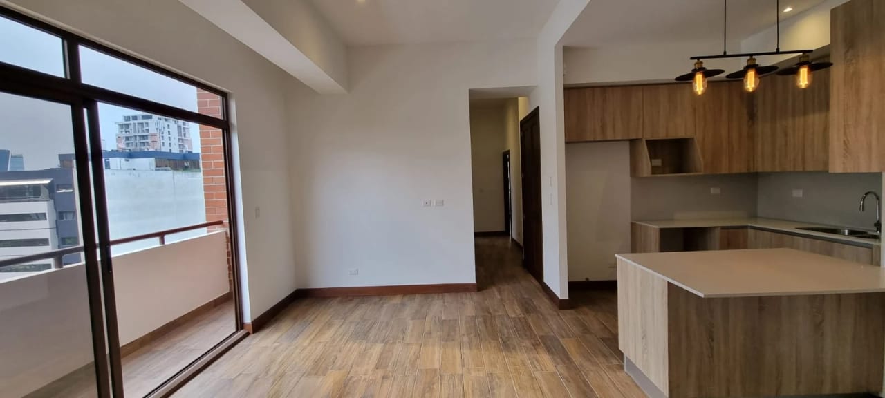 RENTO APARTAMENTO CON ACABADOS MODERNOS EN EDIFICIO SALVATTORE ZONA 10 — Apartamento en Alquiler en Zona 10, Guatemala, Ciudad — foto 1 de 13