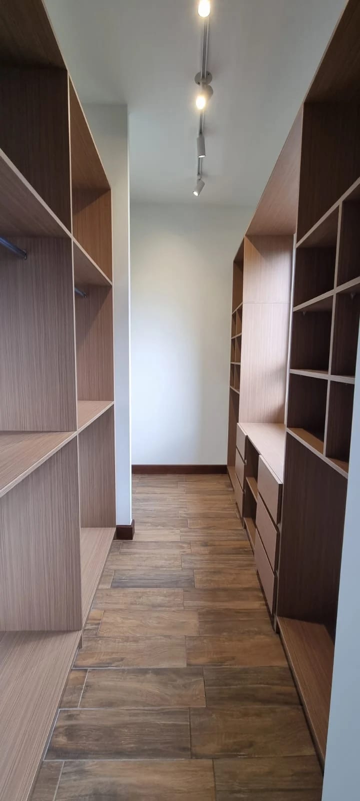 RENTO APARTAMENTO CON ACABADOS MODERNOS EN EDIFICIO SALVATTORE ZONA 10 — Apartamento en Alquiler en Zona 10, Guatemala, Ciudad — foto 6 de 13