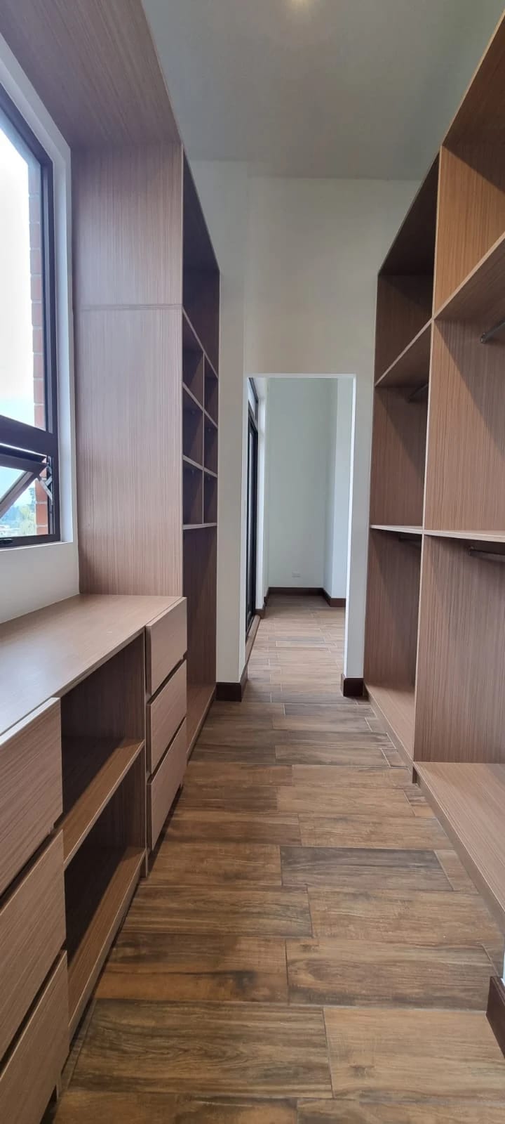 RENTO APARTAMENTO CON ACABADOS MODERNOS EN EDIFICIO SALVATTORE ZONA 10 — Apartamento en Alquiler en Zona 10, Guatemala, Ciudad — foto 7 de 13