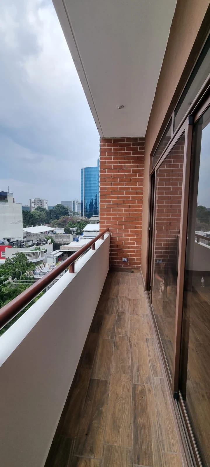 RENTO APARTAMENTO CON ACABADOS MODERNOS EN EDIFICIO SALVATTORE ZONA 10 — Apartamento en Alquiler en Zona 10, Guatemala, Ciudad — foto 12 de 13