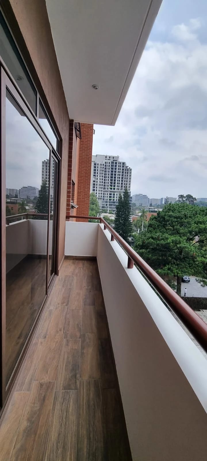 RENTO APARTAMENTO CON ACABADOS MODERNOS EN EDIFICIO SALVATTORE ZONA 10 — Apartamento en Alquiler en Zona 10, Guatemala, Ciudad — foto 13 de 13