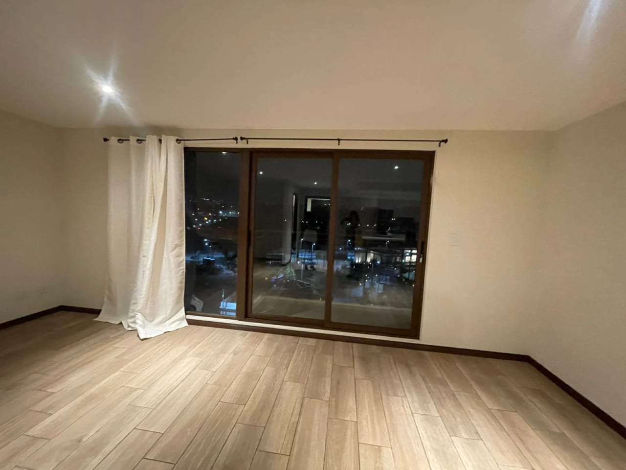 RENTO APARTAMENTO EN EDIFICIO SAN ISIDRO 2021 ZONA 16 — Apartamento en Alquiler en Zona 16, Guatemala, Ciudad — foto 2 de 11