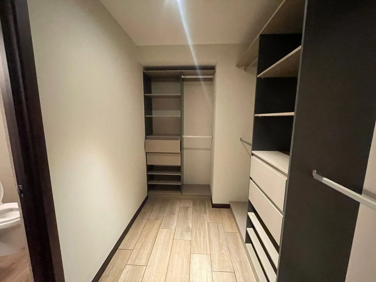 RENTO APARTAMENTO EN EDIFICIO SAN ISIDRO 2021 ZONA 16 — Apartamento en Alquiler en Zona 16, Guatemala, Ciudad — foto 4 de 11