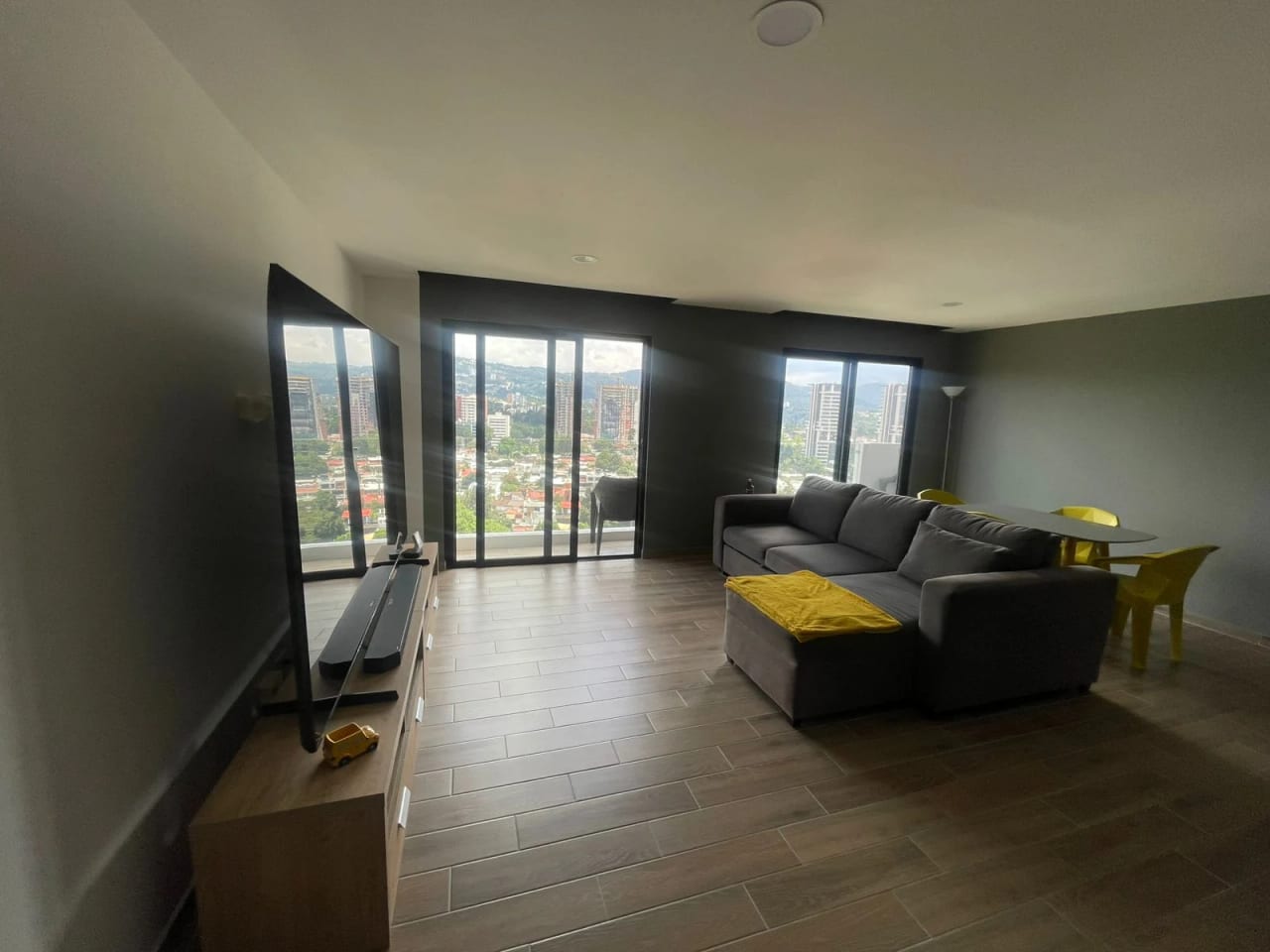 VENDO APARTAMENTO DE 3 HABITACIONES EN EDIFICIO PARQUE 14 ZONA 14 — Apartamento en Venta en Zona 14, Guatemala, Ciudad — foto 1 de 11