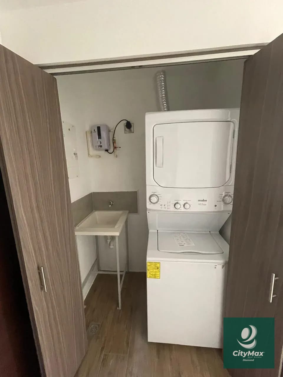 APARTAMENTO EN RENTA EN ZONA 10 — Apartamento en Alquiler en Casalini Los Arcos, Zona 10, Guatemala, Ciudad — foto 4 de 10