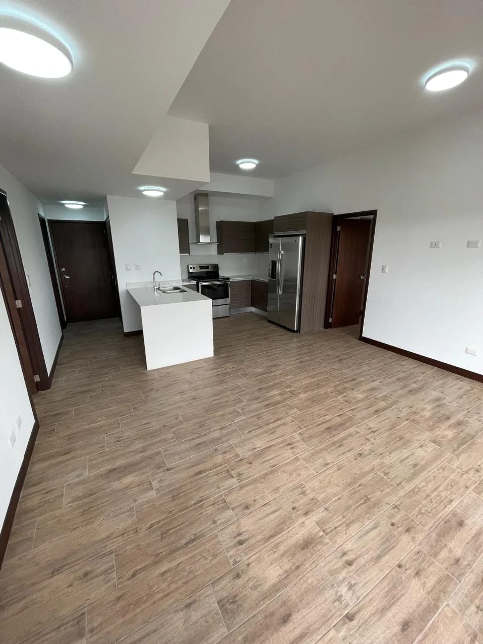 APARTAMENTO EN RENTA EN ZONA 10 — Apartamento en Alquiler en Casalini Los Arcos, Zona 10, Guatemala, Ciudad — foto 1 de 10