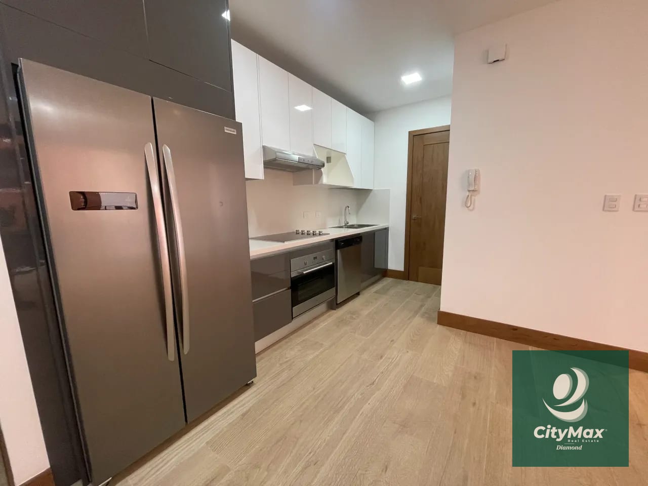 Apartamento en Renta en Vista Hermosa 1 Zona 15 Guatemala Apartamento ubicado en 2do nivel cuenta con 120m² incluye balcón y 2 parqueos • Vestíbulo • Cocina abierta • Sala-comedor con balcón • Lavandería con equipo • Dormitorio secundario o estudio con baño completo • Dormitorio principal con closet y baño completo • 2 parqueos PAA-019-11-17-8 USD1,000 Precio de Renta incluye mantenimiento e IVA — Apartamento en Alquiler en Zona 15, Guatemala, Ciudad — foto 8 de 15