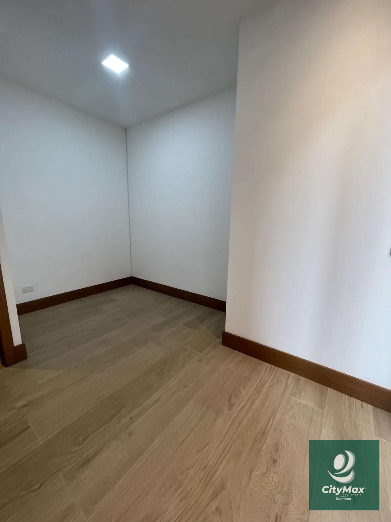 Apartamento en Renta en Vista Hermosa 1 Zona 15 Guatemala Apartamento ubicado en 2do nivel cuenta con 120m² incluye balcón y 2 parqueos • Vestíbulo • Cocina abierta • Sala-comedor con balcón • Lavandería con equipo • Dormitorio secundario o estudio con baño completo • Dormitorio principal con closet y baño completo • 2 parqueos PAA-019-11-17-8 USD1,000 Precio de Renta incluye mantenimiento e IVA — Apartamento en Alquiler en Zona 15, Guatemala, Ciudad — foto 12 de 15