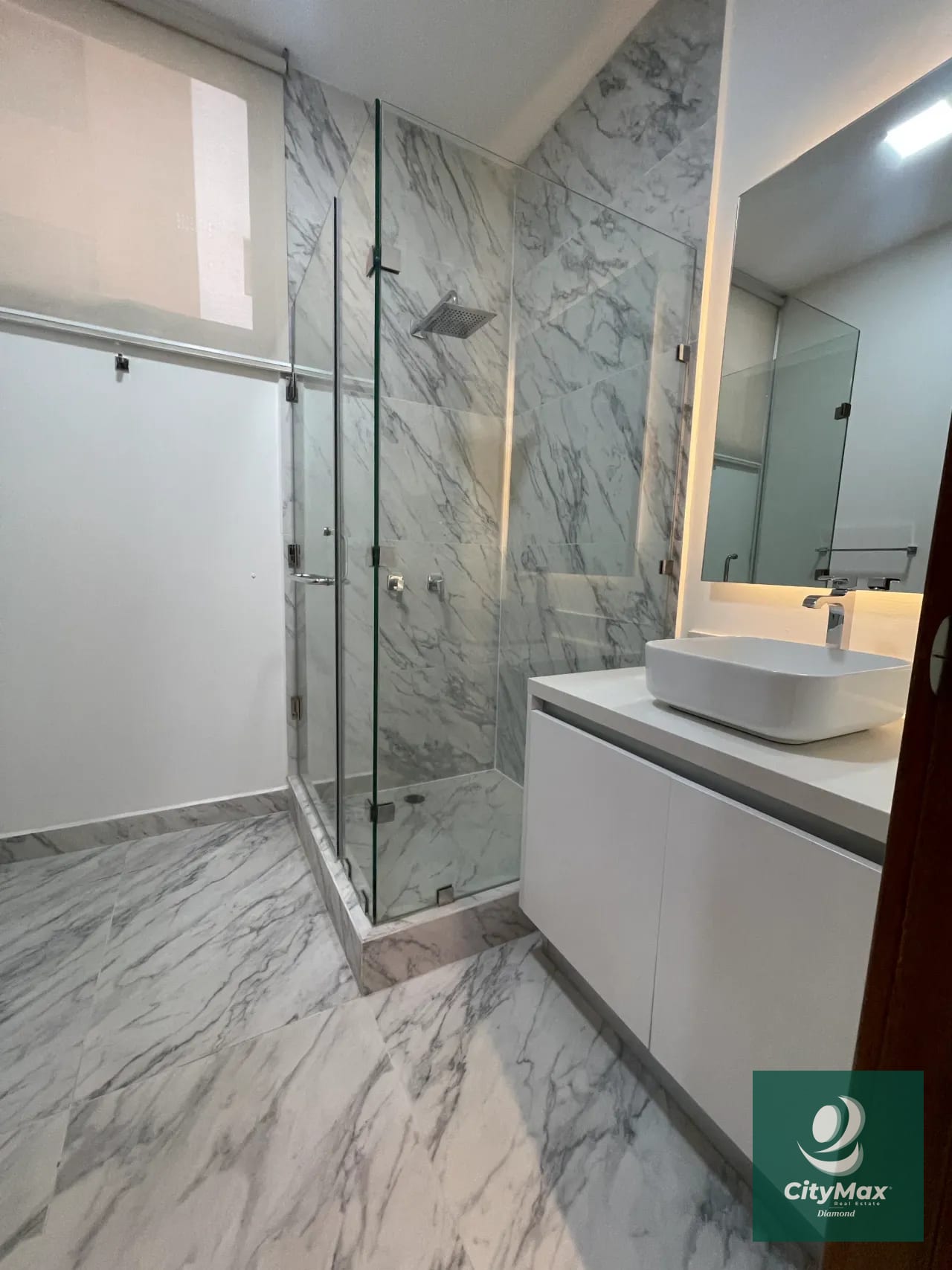 Apartamento en Renta en Vista Hermosa 1 Zona 15 Guatemala Apartamento ubicado en 2do nivel cuenta con 120m² incluye balcón y 2 parqueos • Vestíbulo • Cocina abierta • Sala-comedor con balcón • Lavandería con equipo • Dormitorio secundario o estudio con baño completo • Dormitorio principal con closet y baño completo • 2 parqueos PAA-019-11-17-8 USD1,000 Precio de Renta incluye mantenimiento e IVA — Apartamento en Alquiler en Zona 15, Guatemala, Ciudad — foto 5 de 15