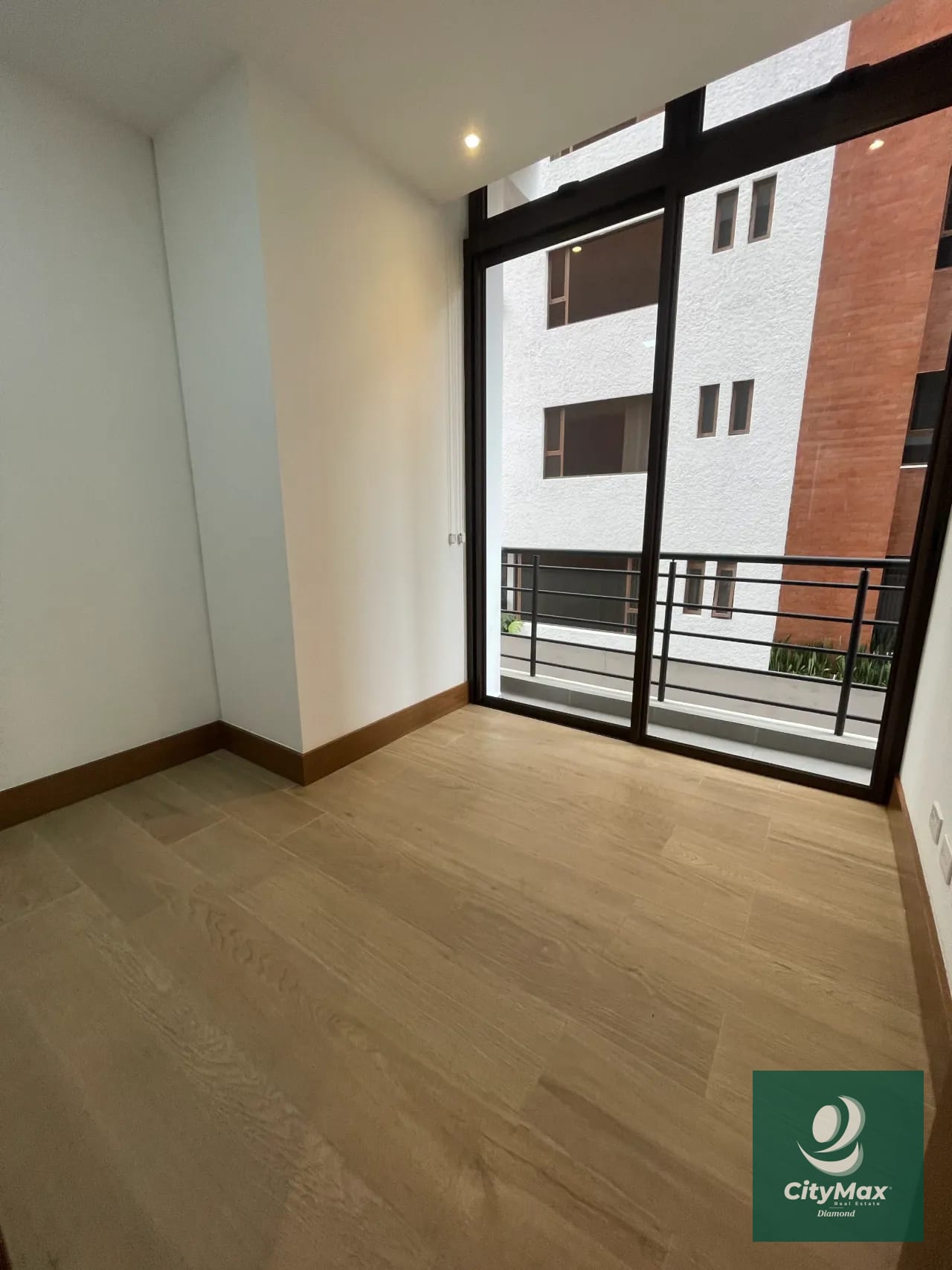 Apartamento en Renta en Vista Hermosa 1 Zona 15 Guatemala Apartamento ubicado en 2do nivel cuenta con 120m² incluye balcón y 2 parqueos • Vestíbulo • Cocina abierta • Sala-comedor con balcón • Lavandería con equipo • Dormitorio secundario o estudio con baño completo • Dormitorio principal con closet y baño completo • 2 parqueos PAA-019-11-17-8 USD1,000 Precio de Renta incluye mantenimiento e IVA — Apartamento en Alquiler en Zona 15, Guatemala, Ciudad — foto 11 de 15