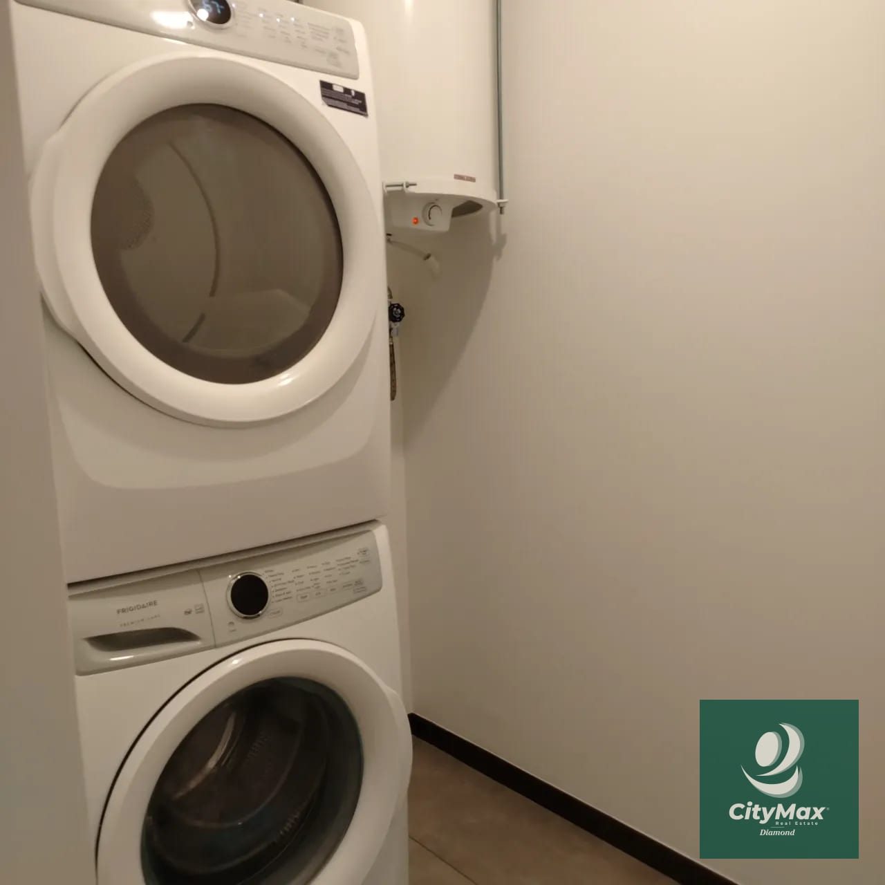 Venta/Renta Albero San Lázaro zona 15 Descubre este moderno apartamento residencial ubicado en la codiciada Zona 15 de Ciudad de Guatemala. Con 153.67 m² de área habitable y espacios diseñados para tu confort, y 25 mt2 de 2 espacios de parqueo, este apartamento en venta o renta ofrece un excelente entorno para disfrutar en familia o invertir con propósito. Su diseño inteligente incluye espacios amplios y ventilados, con vistas agradables desde sus balcones y terrazas. Además, el edificio cuenta con una variedad de amenidades que elevan tu calidad de vida, en una comunidad segura y bien ubicada. Amenidades • Piscina. • Lavandería y línea blanca incluida. • Habitación de servicio • Vigilancia 24/7 y acceso controlado para tu tranquilidad. • Área de juegos infantiles y áreas sociales exteriores. • 2 elevadores. Características principales del inmueble: • 3 habitaciones. • 3 baños completos con acabados modernos. • 2 parqueos. • Área de bodega 5 m² para almacenamiento adicional. • Área de terrazas y balcones 39 m² que brindan espacios al aire libre para relajarse o compartir con familiares y amigos. PVA-007-06-25 USD435,000 - USD2,800 El edificio cuenta con 12 pisos en un entorno rodeado de áreas verdes, proporciona además una atmósfera tranquila y segura. Ya sea que busques invertir o establecer — Apartamento en Alquiler en Zona 15, Guatemala, Ciudad — foto 12 de 17
