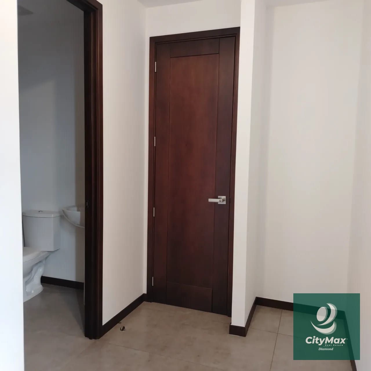 Venta/Renta Albero San Lázaro zona 15 Descubre este moderno apartamento residencial ubicado en la codiciada Zona 15 de Ciudad de Guatemala. Con 153.67 m² de área habitable y espacios diseñados para tu confort, y 25 mt2 de 2 espacios de parqueo, este apartamento en venta o renta ofrece un excelente entorno para disfrutar en familia o invertir con propósito. Su diseño inteligente incluye espacios amplios y ventilados, con vistas agradables desde sus balcones y terrazas. Además, el edificio cuenta con una variedad de amenidades que elevan tu calidad de vida, en una comunidad segura y bien ubicada. Amenidades • Piscina. • Lavandería y línea blanca incluida. • Habitación de servicio • Vigilancia 24/7 y acceso controlado para tu tranquilidad. • Área de juegos infantiles y áreas sociales exteriores. • 2 elevadores. Características principales del inmueble: • 3 habitaciones. • 3 baños completos con acabados modernos. • 2 parqueos. • Área de bodega 5 m² para almacenamiento adicional. • Área de terrazas y balcones 39 m² que brindan espacios al aire libre para relajarse o compartir con familiares y amigos. PVA-007-06-25 USD435,000 - USD2,800 El edificio cuenta con 12 pisos en un entorno rodeado de áreas verdes, proporciona además una atmósfera tranquila y segura. Ya sea que busques invertir o establecer — Apartamento en Alquiler en Zona 15, Guatemala, Ciudad — foto 13 de 17