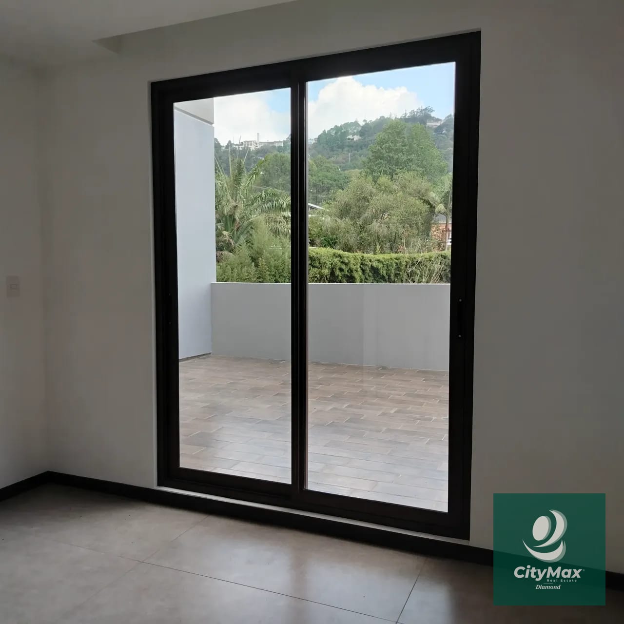 Venta/Renta Albero San Lázaro zona 15 Descubre este moderno apartamento residencial ubicado en la codiciada Zona 15 de Ciudad de Guatemala. Con 153.67 m² de área habitable y espacios diseñados para tu confort, y 25 mt2 de 2 espacios de parqueo, este apartamento en venta o renta ofrece un excelente entorno para disfrutar en familia o invertir con propósito. Su diseño inteligente incluye espacios amplios y ventilados, con vistas agradables desde sus balcones y terrazas. Además, el edificio cuenta con una variedad de amenidades que elevan tu calidad de vida, en una comunidad segura y bien ubicada. Amenidades • Piscina. • Lavandería y línea blanca incluida. • Habitación de servicio • Vigilancia 24/7 y acceso controlado para tu tranquilidad. • Área de juegos infantiles y áreas sociales exteriores. • 2 elevadores. Características principales del inmueble: • 3 habitaciones. • 3 baños completos con acabados modernos. • 2 parqueos. • Área de bodega 5 m² para almacenamiento adicional. • Área de terrazas y balcones 39 m² que brindan espacios al aire libre para relajarse o compartir con familiares y amigos. PVA-007-06-25 USD435,000 - USD2,800 El edificio cuenta con 12 pisos en un entorno rodeado de áreas verdes, proporciona además una atmósfera tranquila y segura. Ya sea que busques invertir o establecer — Apartamento en Alquiler en Zona 15, Guatemala, Ciudad — foto 5 de 17