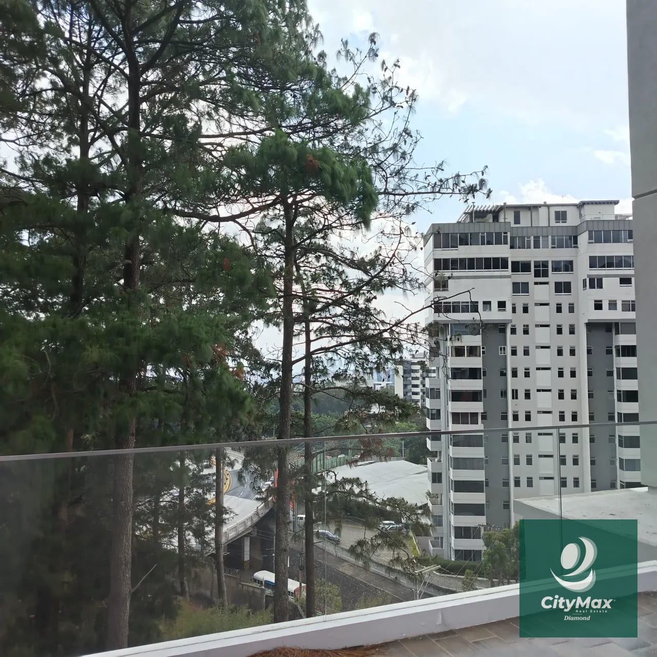 Venta/Renta Albero San Lázaro zona 15 Descubre este moderno apartamento residencial ubicado en la codiciada Zona 15 de Ciudad de Guatemala. Con 153.67 m² de área habitable y espacios diseñados para tu confort, y 25 mt2 de 2 espacios de parqueo, este apartamento en venta o renta ofrece un excelente entorno para disfrutar en familia o invertir con propósito. Su diseño inteligente incluye espacios amplios y ventilados, con vistas agradables desde sus balcones y terrazas. Además, el edificio cuenta con una variedad de amenidades que elevan tu calidad de vida, en una comunidad segura y bien ubicada. Amenidades • Piscina. • Lavandería y línea blanca incluida. • Habitación de servicio • Vigilancia 24/7 y acceso controlado para tu tranquilidad. • Área de juegos infantiles y áreas sociales exteriores. • 2 elevadores. Características principales del inmueble: • 3 habitaciones. • 3 baños completos con acabados modernos. • 2 parqueos. • Área de bodega 5 m² para almacenamiento adicional. • Área de terrazas y balcones 39 m² que brindan espacios al aire libre para relajarse o compartir con familiares y amigos. PVA-007-06-25 USD435,000 - USD2,800 El edificio cuenta con 12 pisos en un entorno rodeado de áreas verdes, proporciona además una atmósfera tranquila y segura. Ya sea que busques invertir o establecer — Apartamento en Alquiler en Zona 15, Guatemala, Ciudad — foto 3 de 17