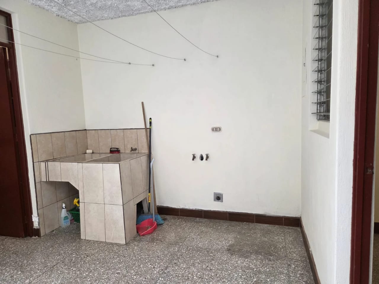 RENTO APTO Z.10 OAKLAND REF.6927 *2 HAB, 2 BAÑOS, 2 PARQUEOS, JARDIN, CUARTO SERVICIO, $1200* — Apartamento en Alquiler en Zona 10, Guatemala, Ciudad — foto 17 de 17