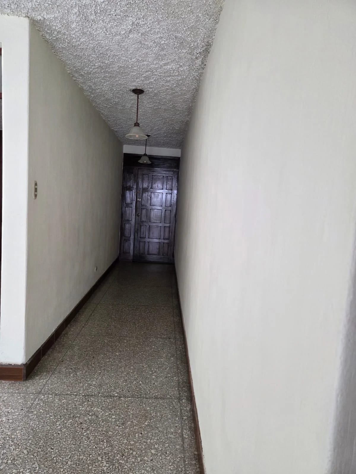 RENTO APTO Z.10 OAKLAND REF.6927 *2 HAB, 2 BAÑOS, 2 PARQUEOS, JARDIN, CUARTO SERVICIO, $1200* — Apartamento en Alquiler en Zona 10, Guatemala, Ciudad — foto 4 de 17