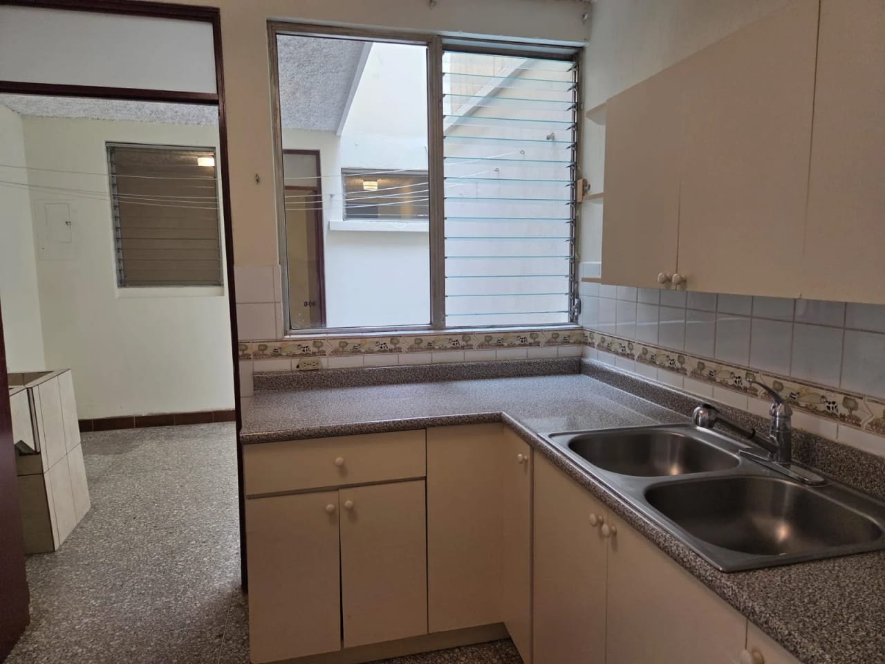RENTO APTO Z.10 OAKLAND REF.6927 *2 HAB, 2 BAÑOS, 2 PARQUEOS, JARDIN, CUARTO SERVICIO, $1200* — Apartamento en Alquiler en Zona 10, Guatemala, Ciudad — foto 11 de 17