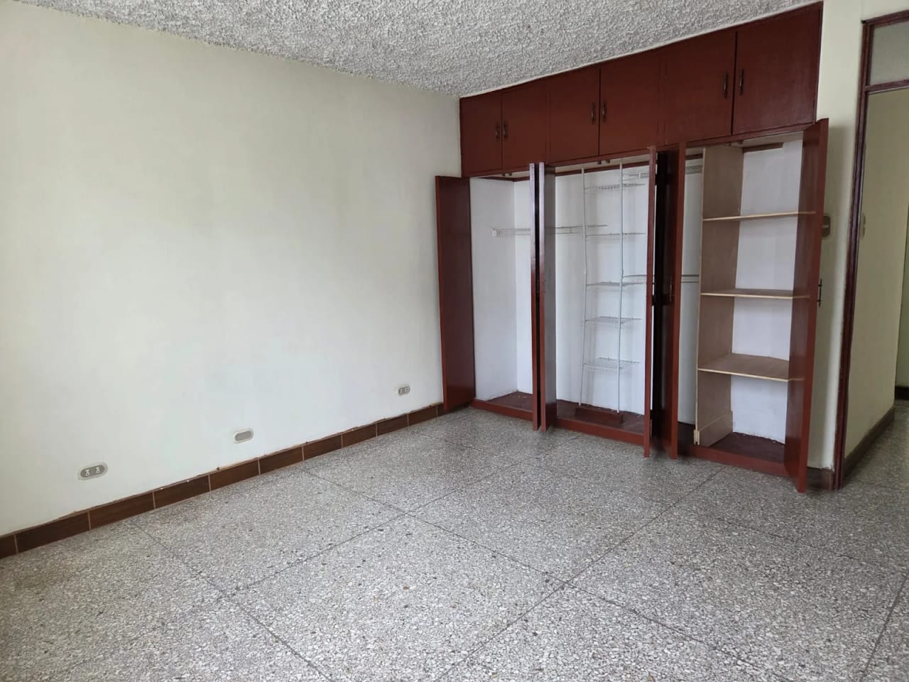 RENTO APTO Z.10 OAKLAND REF.6927 *2 HAB, 2 BAÑOS, 2 PARQUEOS, JARDIN, CUARTO SERVICIO, $1200* — Apartamento en Alquiler en Zona 10, Guatemala, Ciudad — foto 12 de 17