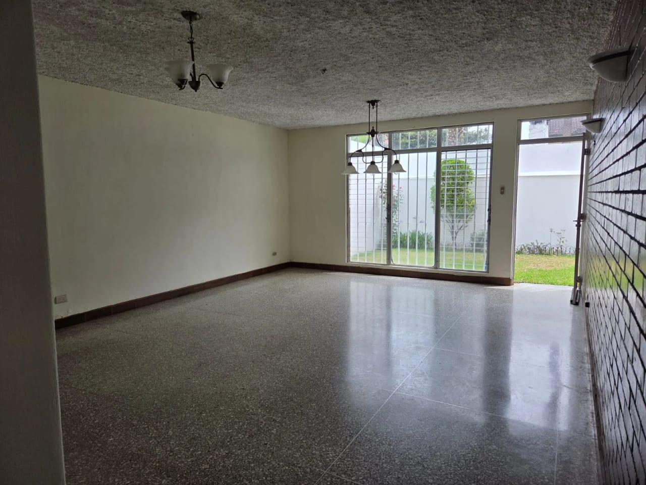 RENTO APTO Z.10 OAKLAND REF.6927 *2 HAB, 2 BAÑOS, 2 PARQUEOS, JARDIN, CUARTO SERVICIO, $1200* — Apartamento en Alquiler en Zona 10, Guatemala, Ciudad — foto 14 de 17