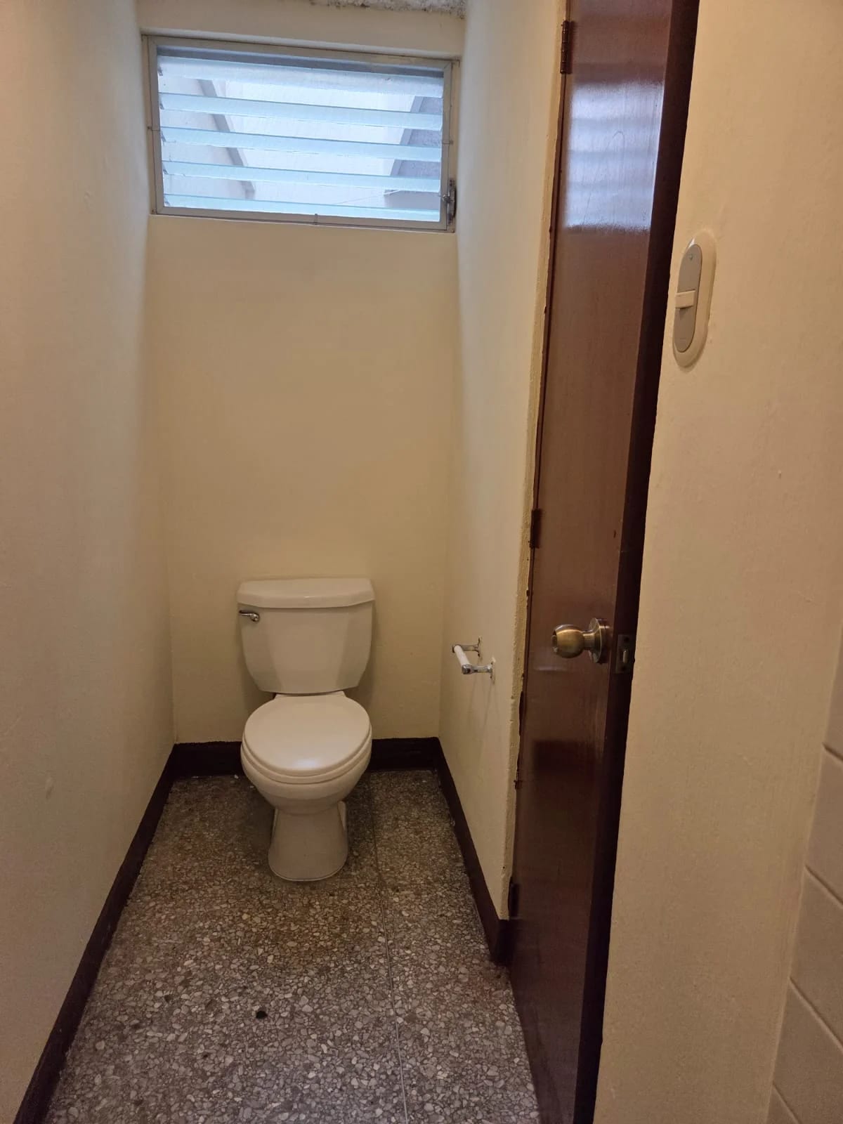 RENTO APTO Z.10 OAKLAND REF.6927 *2 HAB, 2 BAÑOS, 2 PARQUEOS, JARDIN, CUARTO SERVICIO* — Apartamento en Alquiler en Zona 10, Guatemala, Ciudad — foto 10 de 16