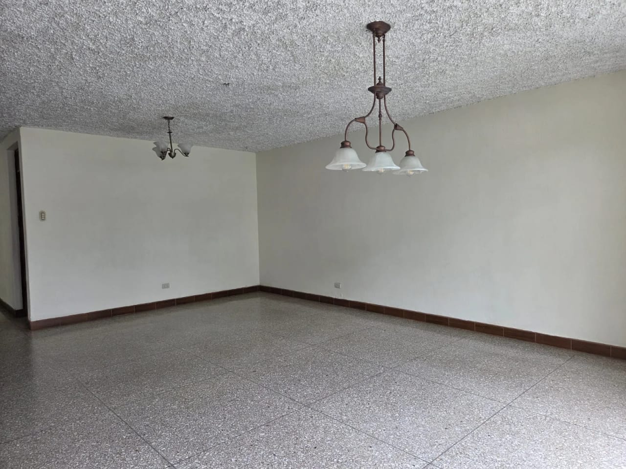 RENTO APTO Z.10 OAKLAND REF.6927 *2 HAB, 2 BAÑOS, 2 PARQUEOS, JARDIN, CUARTO SERVICIO* — Apartamento en Alquiler en Zona 10, Guatemala, Ciudad — foto 15 de 16