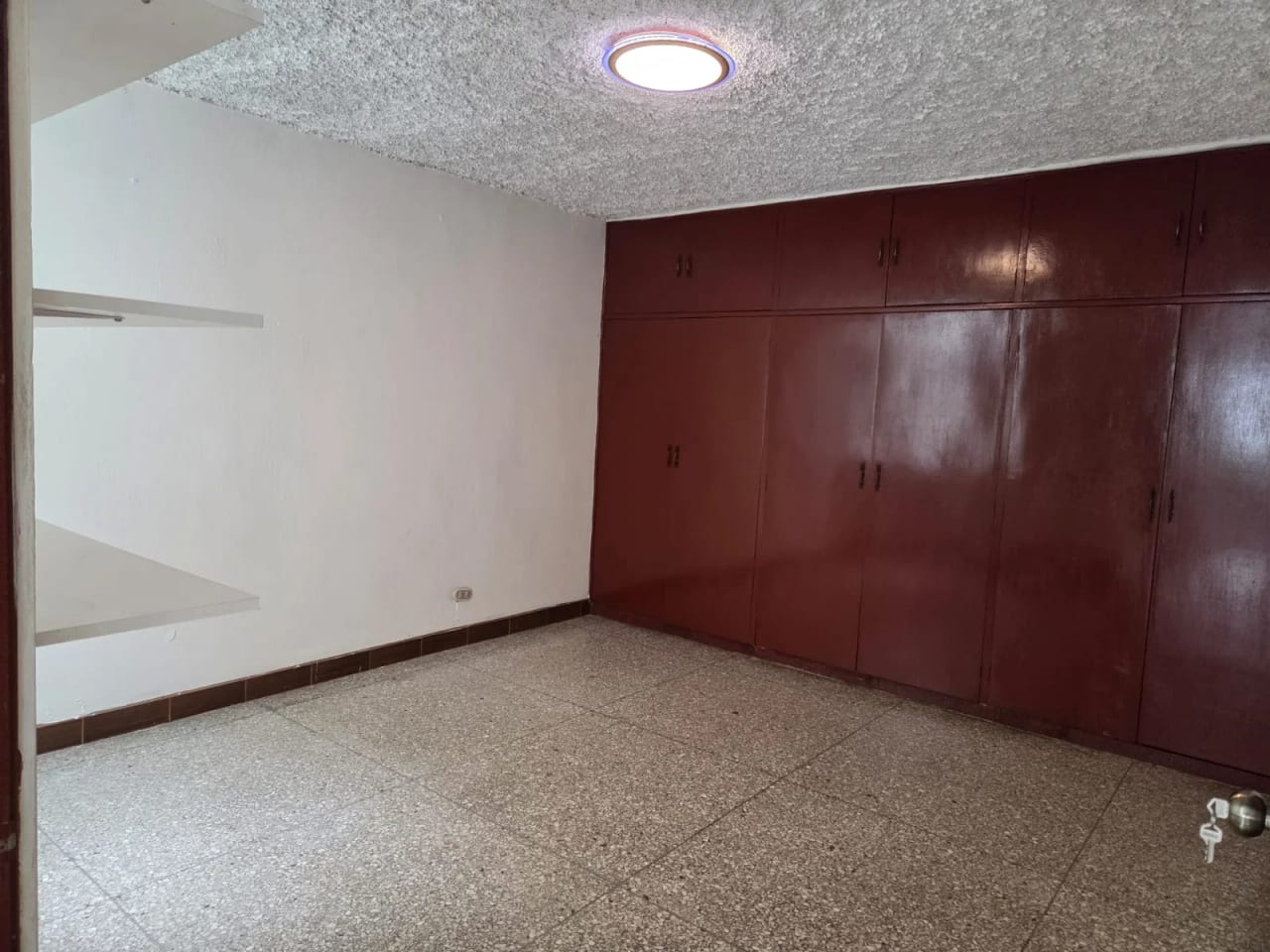 RENTO APTO Z.10 OAKLAND REF.6927 — Apartamento en Alquiler en Zona 10, Guatemala, Ciudad — foto 1 de 17