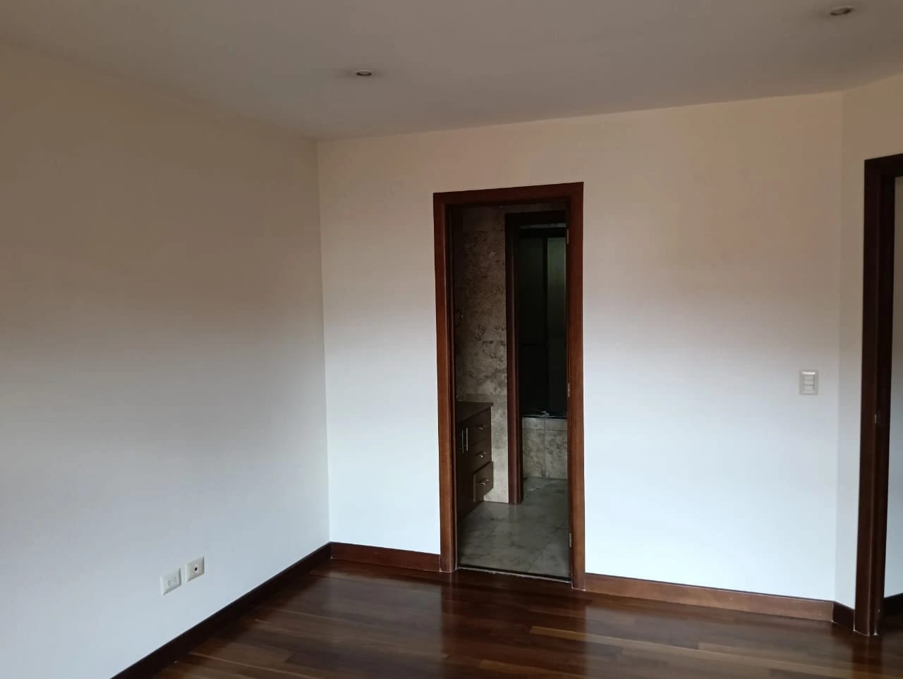 Vendo Apto Z.10 Edif. Mirafiori REF.6827 *110 M2, 2 Hab, 2 Baños, 2 Parqueos — Apartamento en Venta en Zona 10, Guatemala, Ciudad — foto 11 de 16