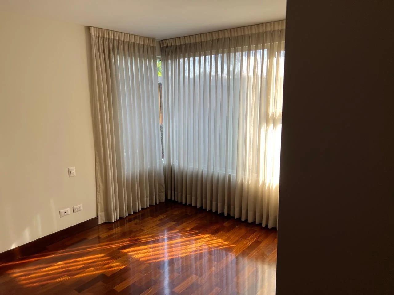 Vendo/rento Apto Zona 10 Edif. Santa Sofia REF.6957 *183M2, 3 Hab — Apartamento en Venta en Zona 10, Guatemala, Ciudad — foto 16 de 17