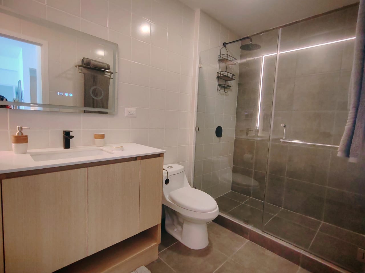 APARTAMENTO AMUEBLADO P/ESTRENAR, EDIF. QUINCE ESQUINA, ZONA 15 — Apartamento en Alquiler en Quince Esquina, Zona 15, Guatemala, Ciudad — foto 11 de 17
