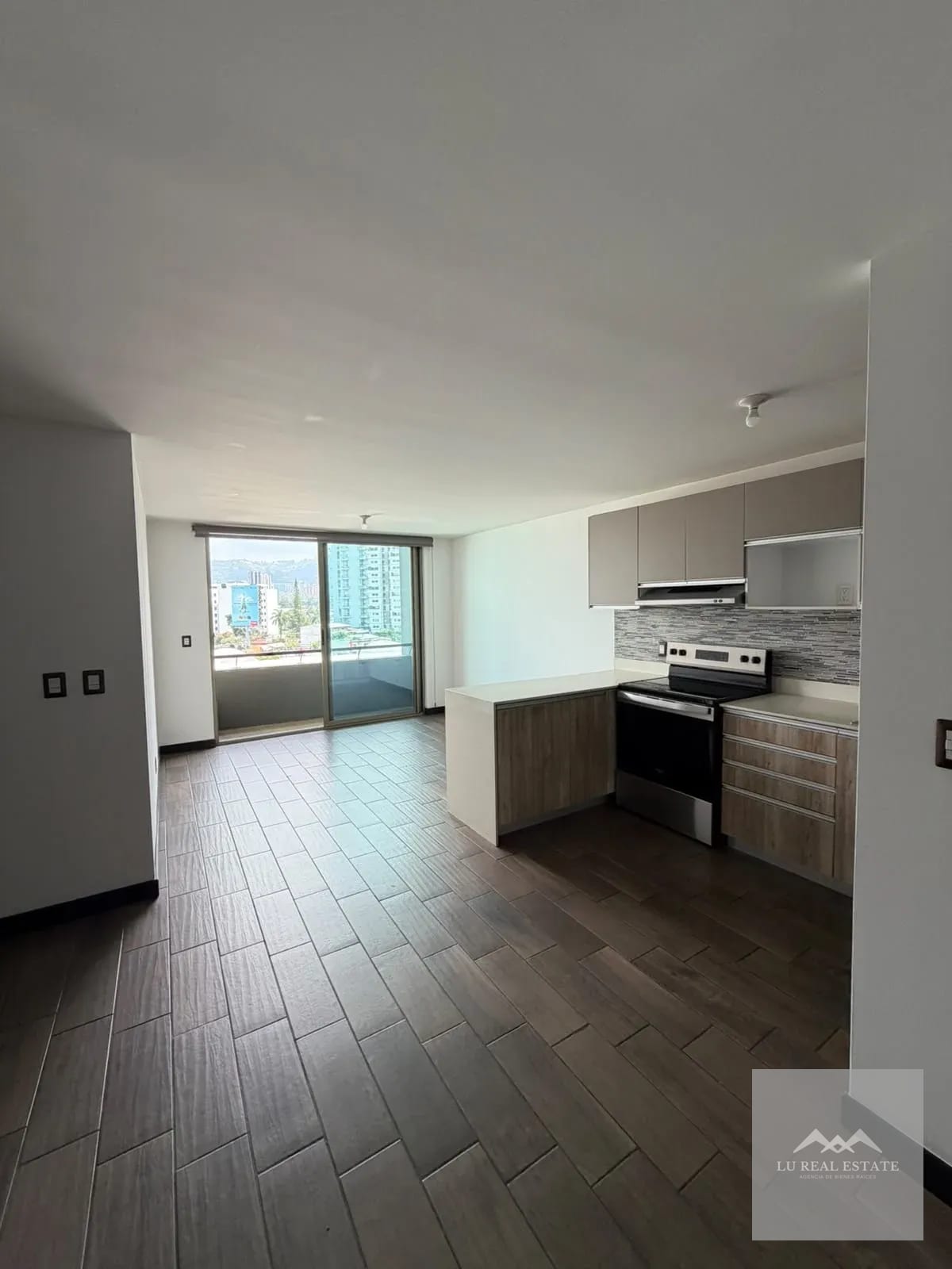 Apartamento amplio de dos habitaciones — Apartamento en Alquiler en Zona 10, Guatemala, Ciudad — foto 3 de 9