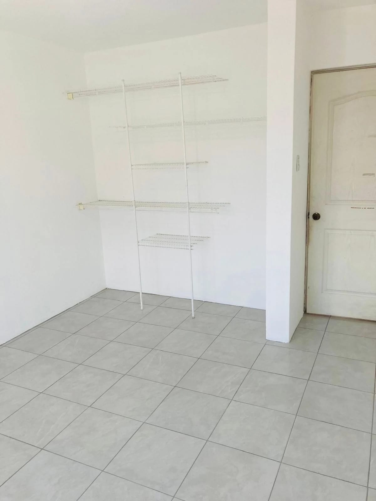 Apartamento de 4 dormitorios en alquiler en zona 15 Colonia El Maestro — Apartamento en Alquiler en Zona 15, Guatemala, Ciudad — foto 13 de 16