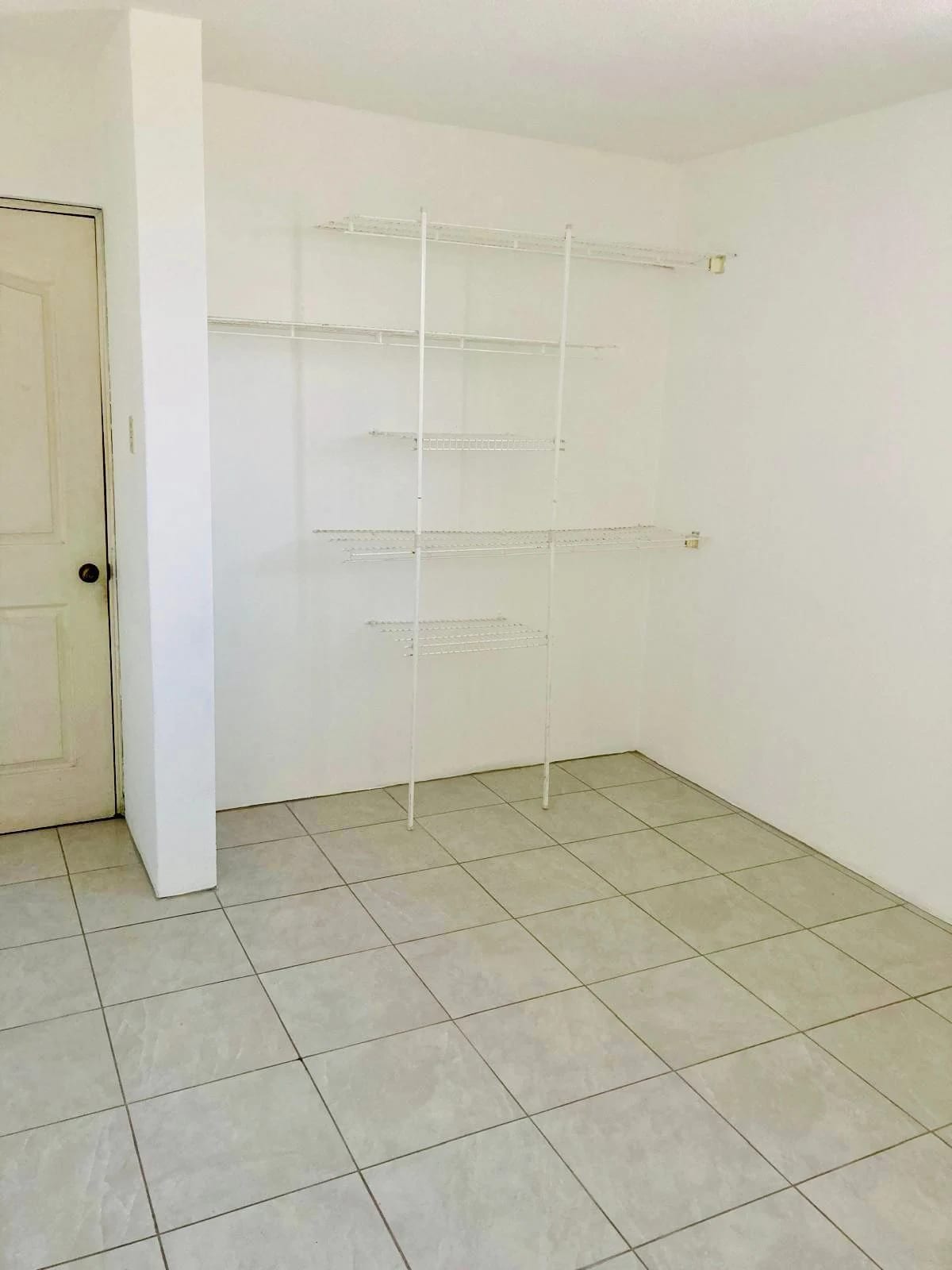 Apartamento de 4 dormitorios en alquiler en zona 15 Colonia El Maestro — Apartamento en Alquiler en Zona 15, Guatemala, Ciudad — foto 14 de 16
