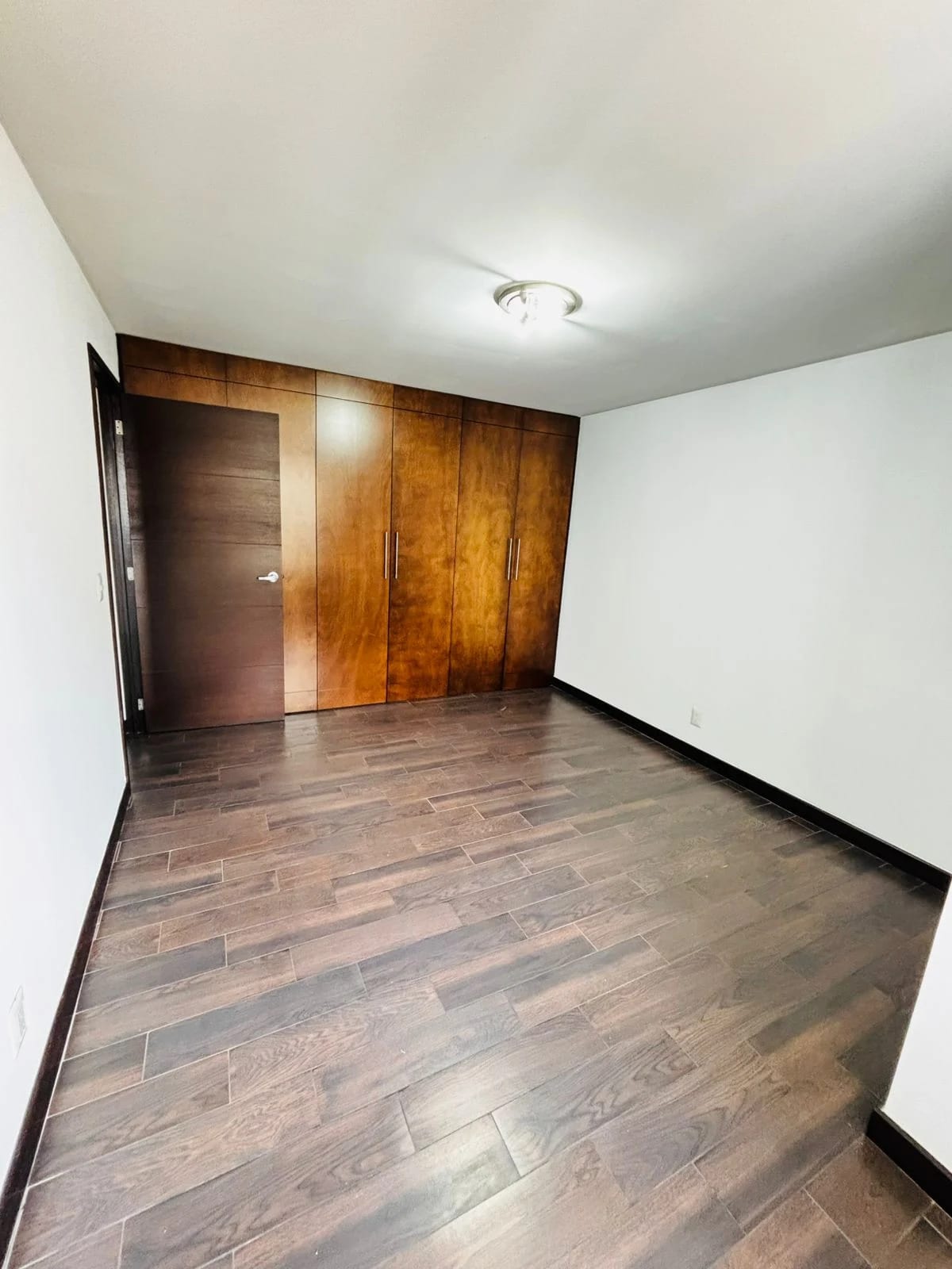 Amplio apartamento de 3 dormitorios en Zona 14, cercano a La Noria — Apartamento en Alquiler en Zona 14, Guatemala, Ciudad — foto 4 de 12