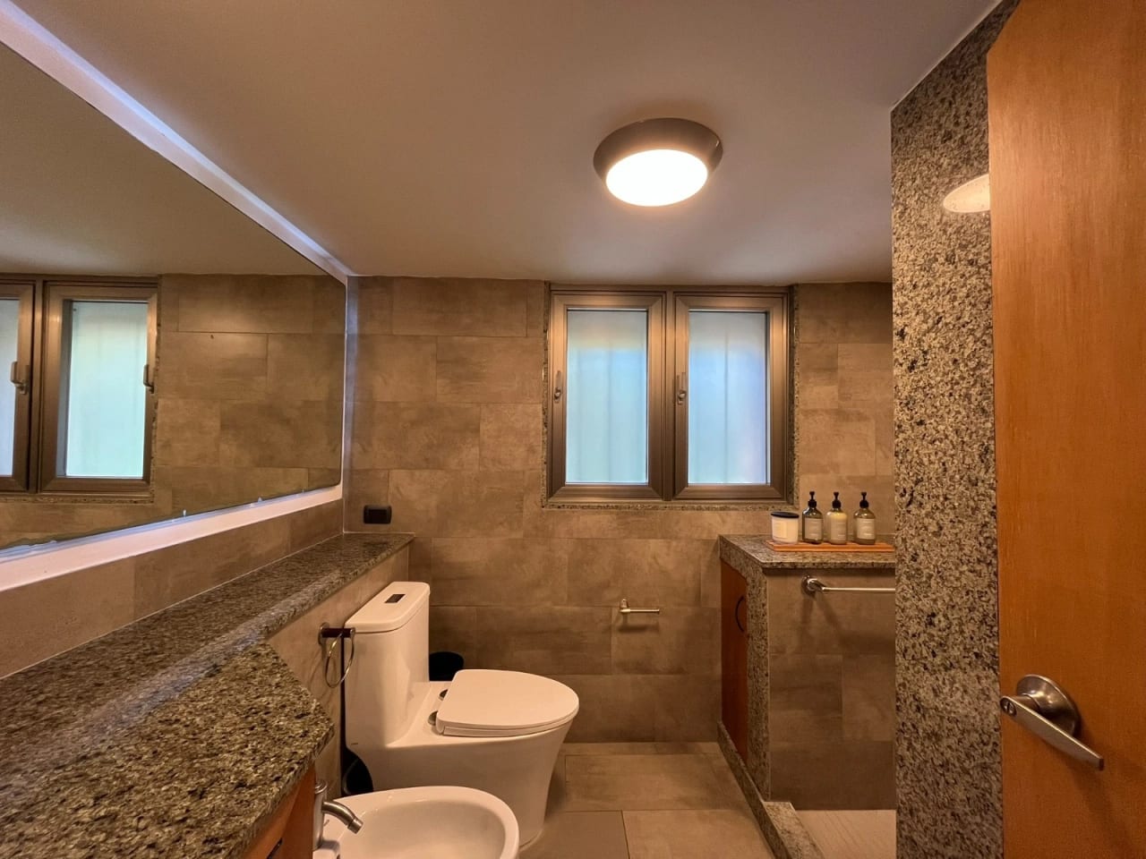 Apartamento de 1 dormitorio con linda terraza en Zona 10 Oakland — Apartamento en Alquiler en Zona 10, Guatemala, Ciudad — foto 7 de 7