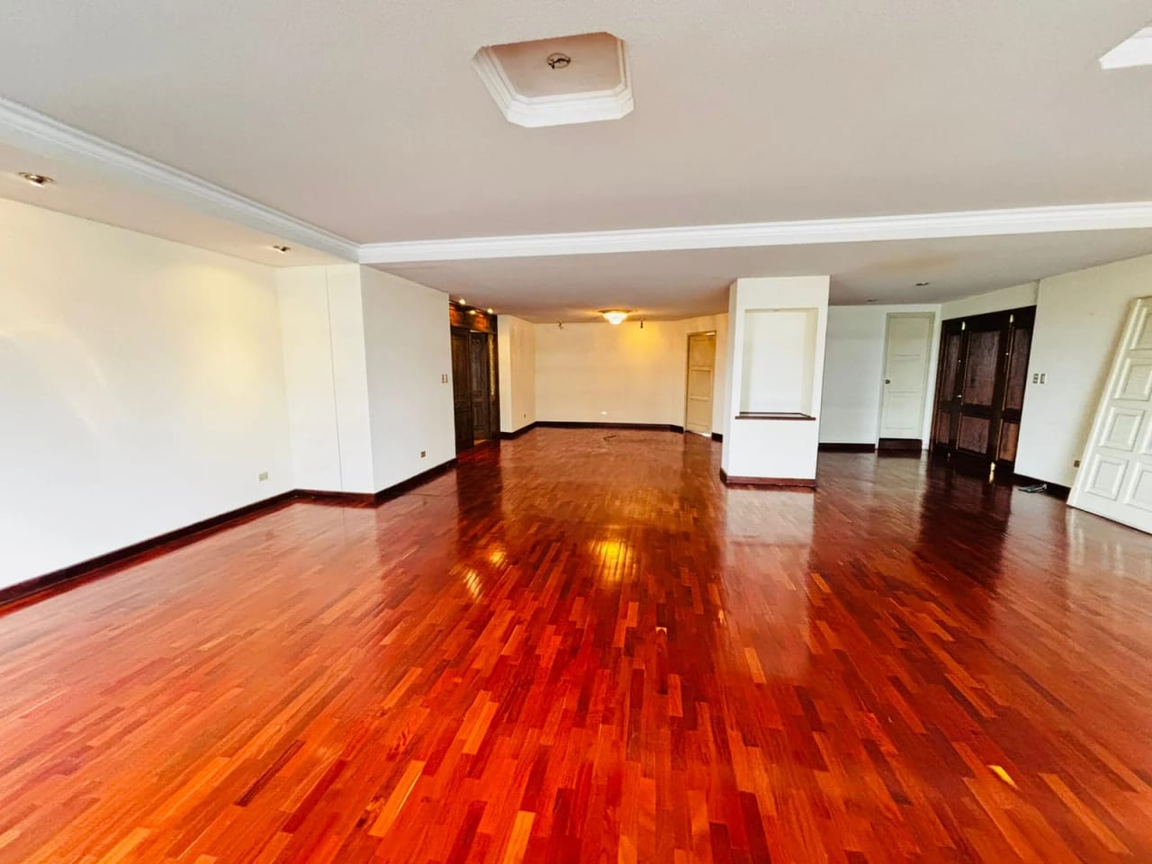 Apartamento en Avenida Reforma muy amplio ZONA 10 — Apartamento en Alquiler en Zona 10, Guatemala, Ciudad — foto 2 de 17