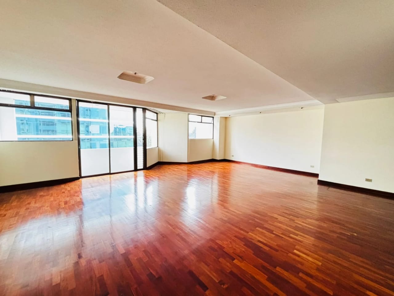 Apartamento en Avenida Reforma muy amplio ZONA 10 — Apartamento en Alquiler en Zona 10, Guatemala, Ciudad — foto 1 de 17