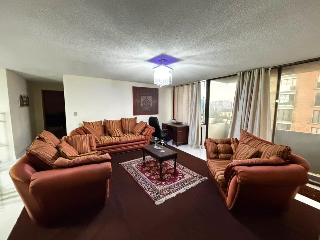 Amplio apartamento amueblado en zona 10, excelente ubicación — Apartamento en Alquiler en Zona 10, Guatemala, Ciudad — foto 1 de 11