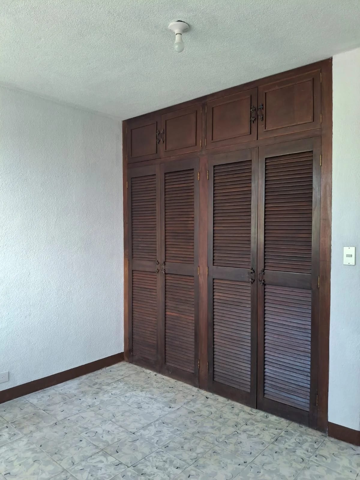 Apartamento de 2 Niveles - Fuera de Garita - Kaminal Juyú I Zona 7 — Apartamento en Alquiler en Zona 7, Guatemala, Ciudad — foto 12 de 14