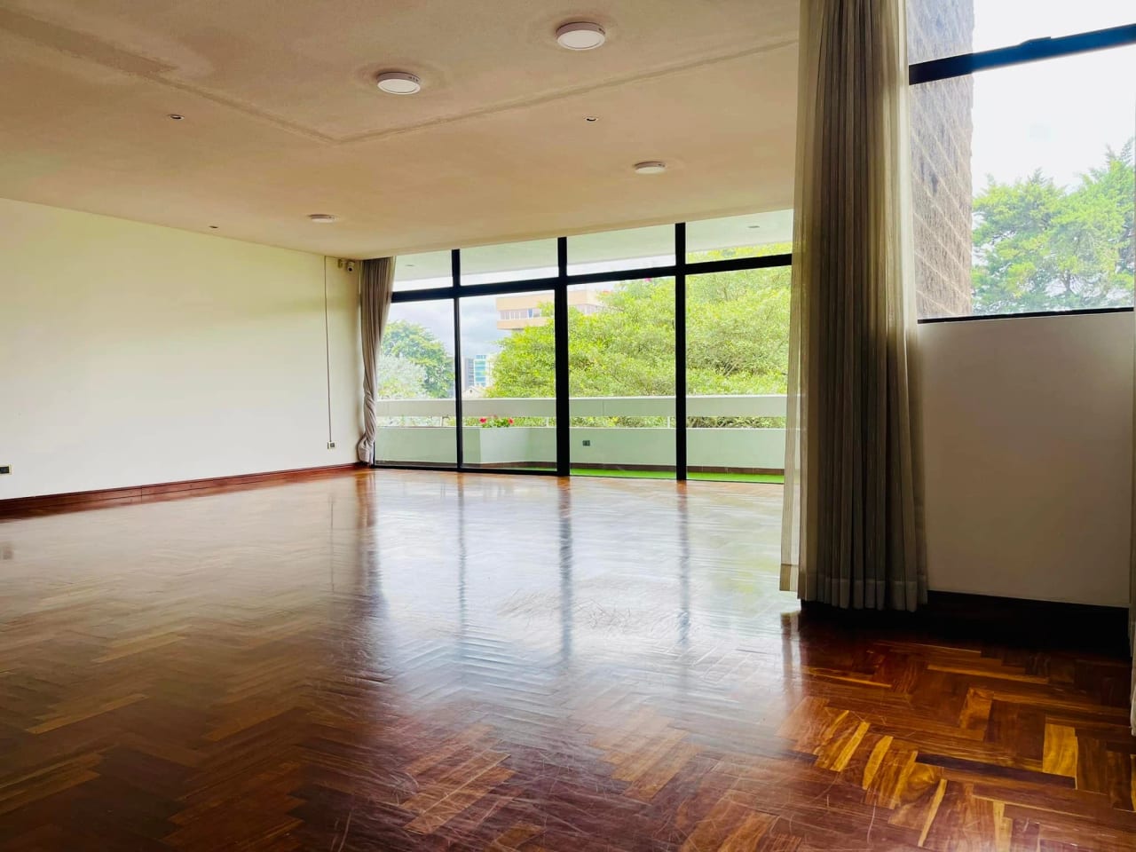 APARTAMENTO EN VENTA EN ZONA 14 EDIFICIO VILLA MAYOR — Apartamento en Venta en Villa Mayor, Zona 14, Guatemala, Ciudad — foto 2 de 9