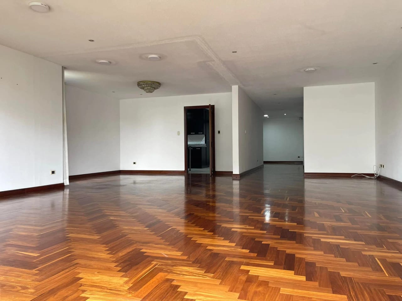 APARTAMENTO EN VENTA EN ZONA 14 EDIFICIO VILLA MAYOR — Apartamento en Venta en Villa Mayor, Zona 14, Guatemala, Ciudad — foto 3 de 9