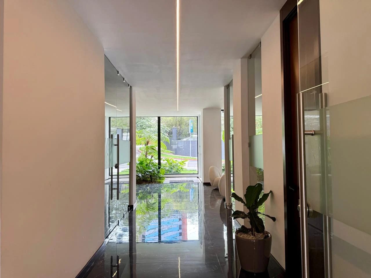 APARTAMENTO EN RENTA EN EXLUSIVO EDIFICIO DE ZONA 14 — Apartamento en Alquiler en Zona 14, Guatemala, Ciudad — foto 15 de 17