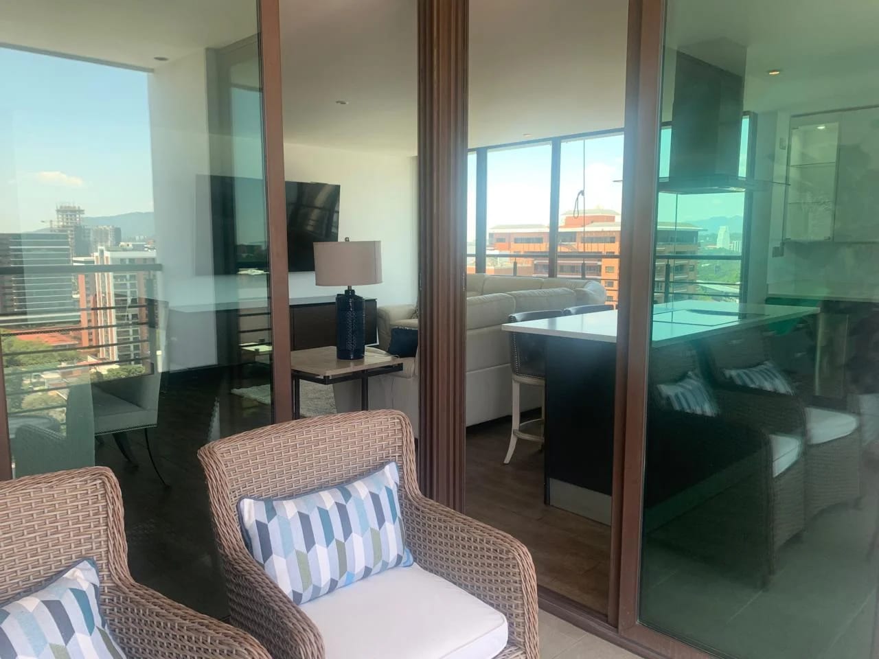 PRECIOSO APARTAMENTO AMUEBLADO EN URBANA Z 10 — Apartamento en Alquiler en Urbana, Zona 10, Guatemala, Ciudad — foto 5 de 17