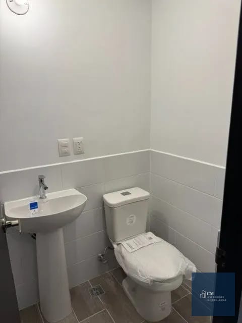 Baño — ¡Estrena apartamento de 2 dormitorios en ILIMANI con lindas vistas! — Apartamento en Venta en Zona 17, Guatemala, Ciudad — foto 11 de 15