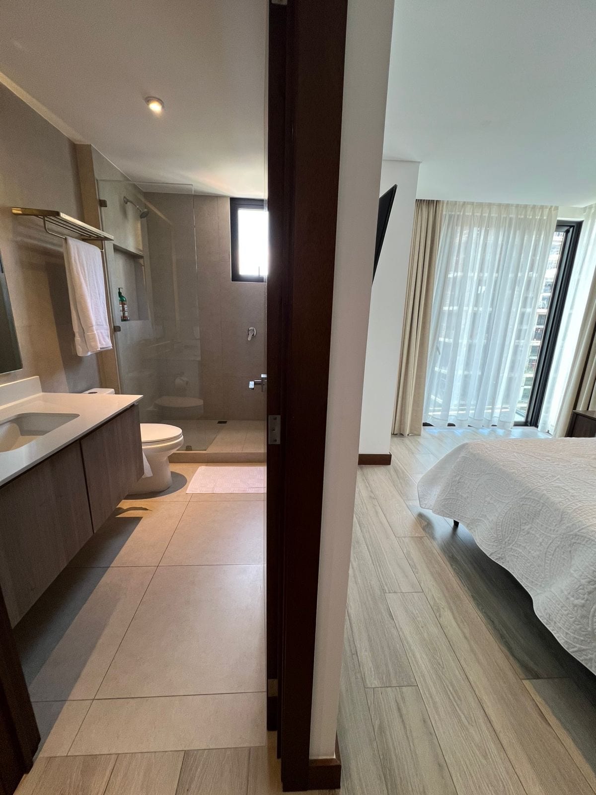 Reserva Diez / Renta Apartamento Amueblado de 3 Habitaciones y Cs — Apartamento en Alquiler en Reserva Diez, Zona 10, Guatemala, Ciudad — foto 9 de 14